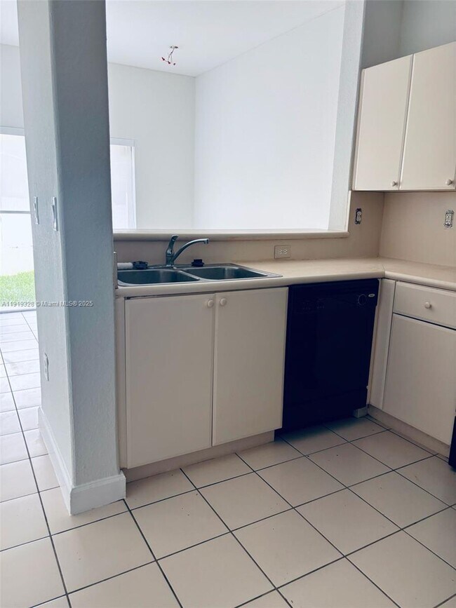 Building Photo - 1663 SE 29th St