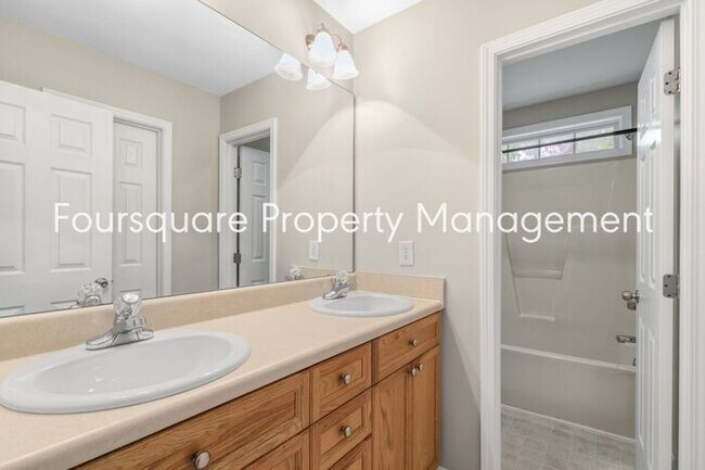 Building Photo - Single Family Home| 1st Floor Master Bedro...