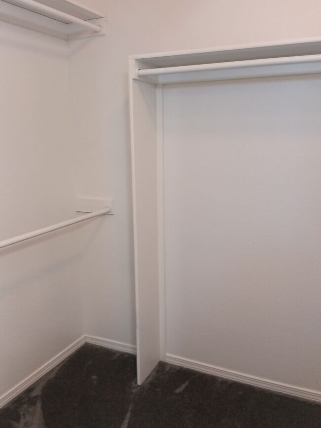 Building Photo - Newly-renovated 3 bedroom, 2 bathroom in Los Lunas! All new appliances! HUGE yard! Showings avail...