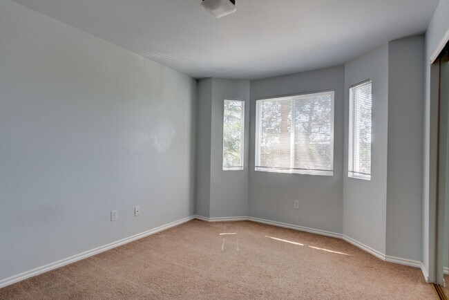 Building Photo - 3 bed 2 bath Condo in Town