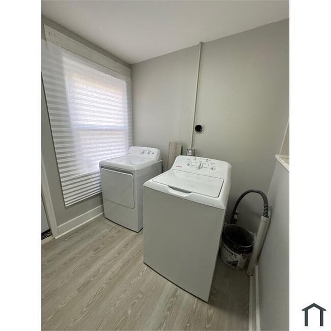 Building Photo - 1 Bedroom Plus Den House