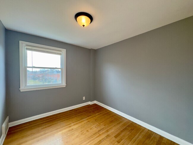 Building Photo - Spacious 4-Bedroom Townhome with Modern Am...