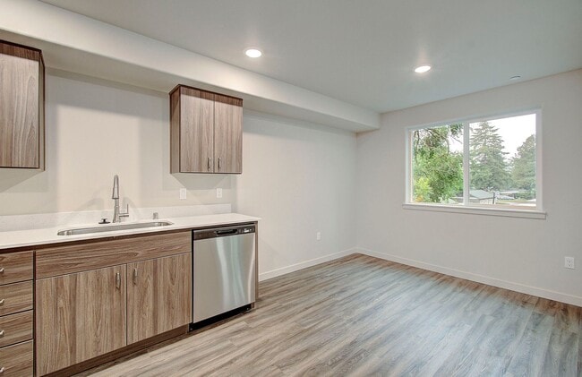 Building Photo - 404 NE 117th Ave