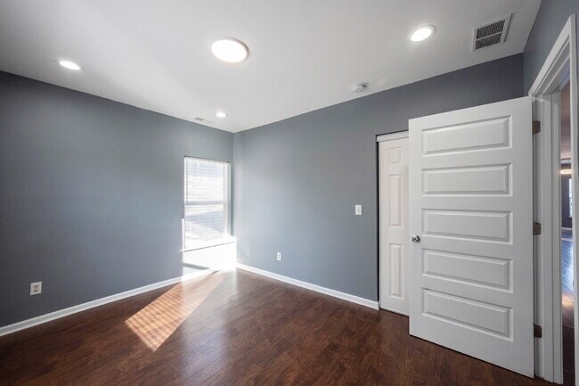 Building Photo - "Spacious 3-Bedroom Duplex on East Washington Street with 3 Full Baths – Ideal Living in Indianap...