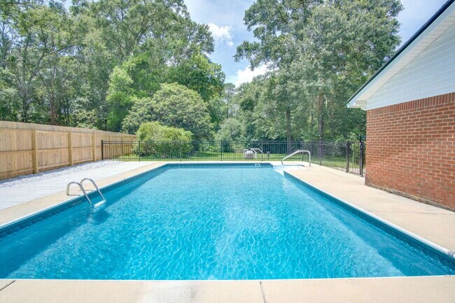 Building Photo - Completely Remodeled 3BR Home on Nearly an Acre with In-Ground Pool, Pool Service Included & Huge...