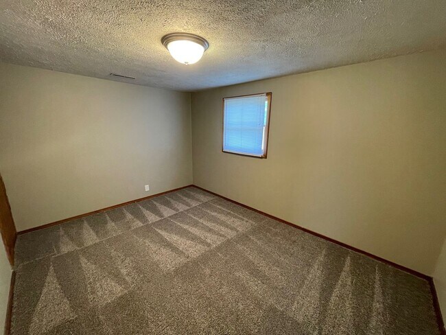 Building Photo - Two Bedroom House with 1 Car Garage in Gre...