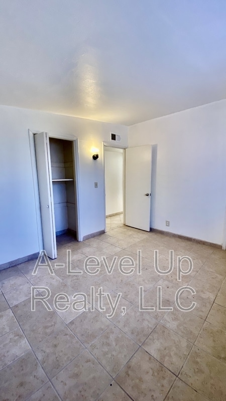 Building Photo - 700 W Calle Colado