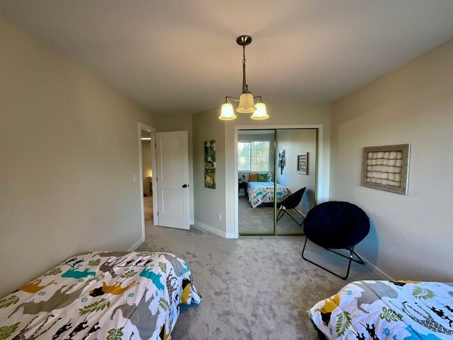 Building Photo - Spacious 3-Bedroom Home with Sunroom in Private Lake Community – Everett