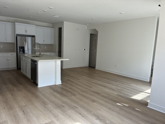 Building Photo - Modern 3-story townhouse in Ontario