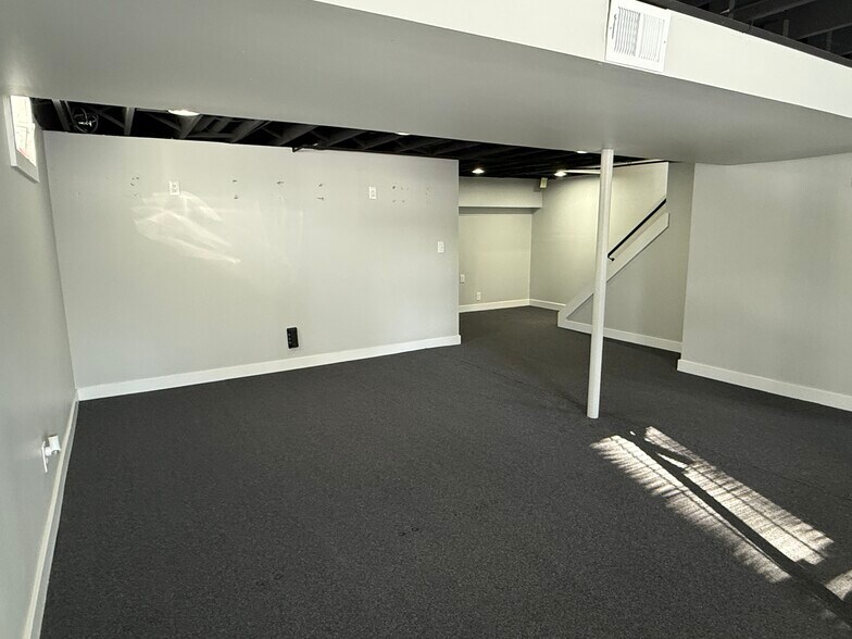 Building Photo - 740 Ridge Rd