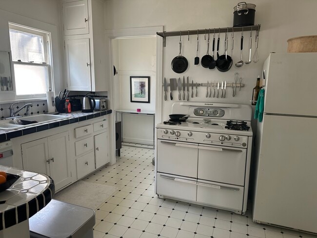 kitchen - 618 N La Jolla Ave