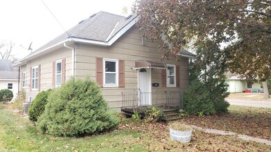 Building Photo - True main floor living in this cute home!