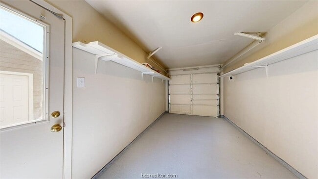 Building Photo - 1112 Airline Dr
