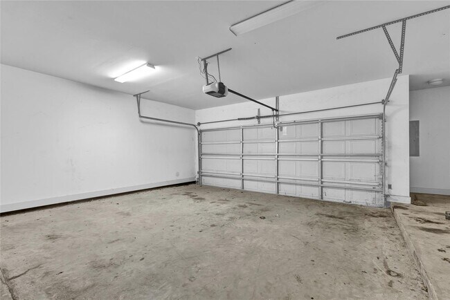 Building Photo - 4631 Regent Manor Dr