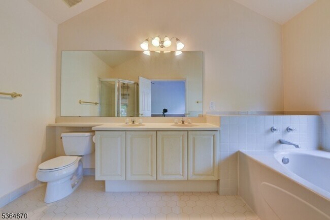 Building Photo - 5 Marco Polo Ct