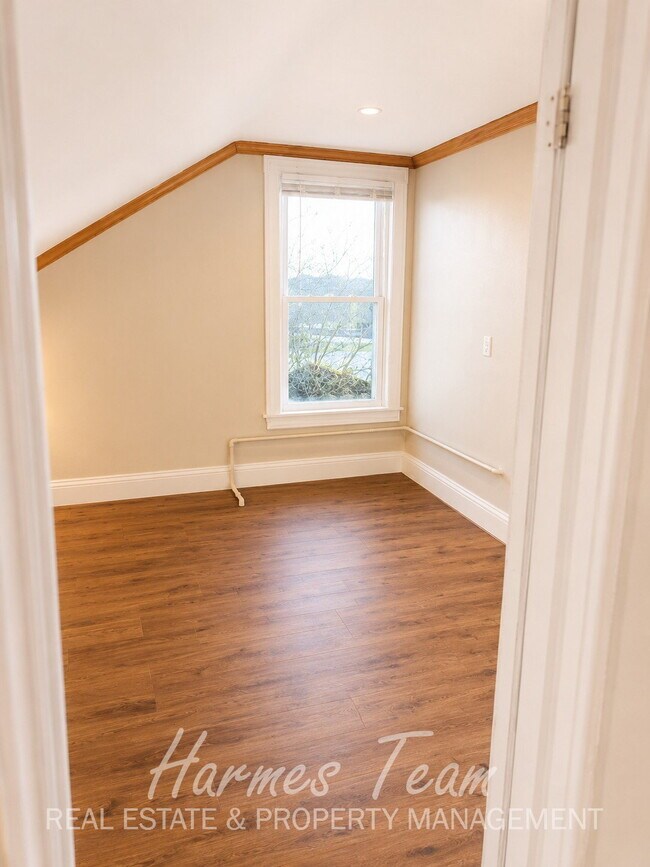 Building Photo - Upper-Level One-of-a-Kind 2 Bedroom 1 Bathroom Apartment
