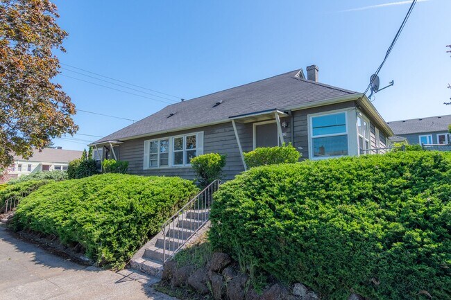 Building Photo - 5412-5420-5420 NE 9th Ave
