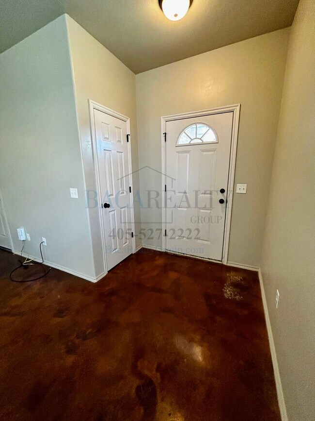 Building Photo - Move in Special!!! 3br 2ba duplex with 2 c...