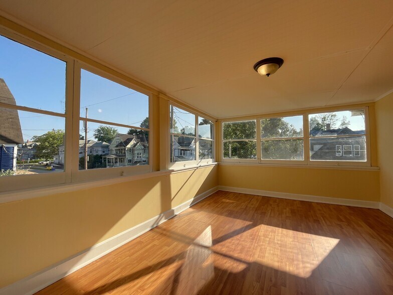 Sun Room - 533 W Gray St