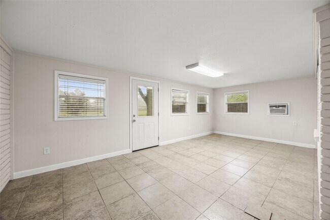 Building Photo - 1607 Buescher Dr