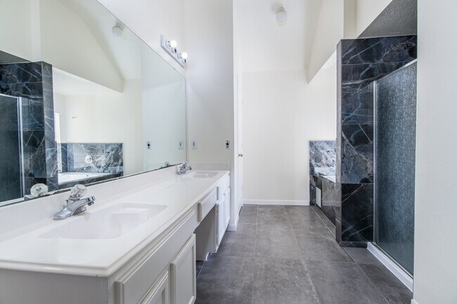 Building Photo - 6218 Summerville Ln