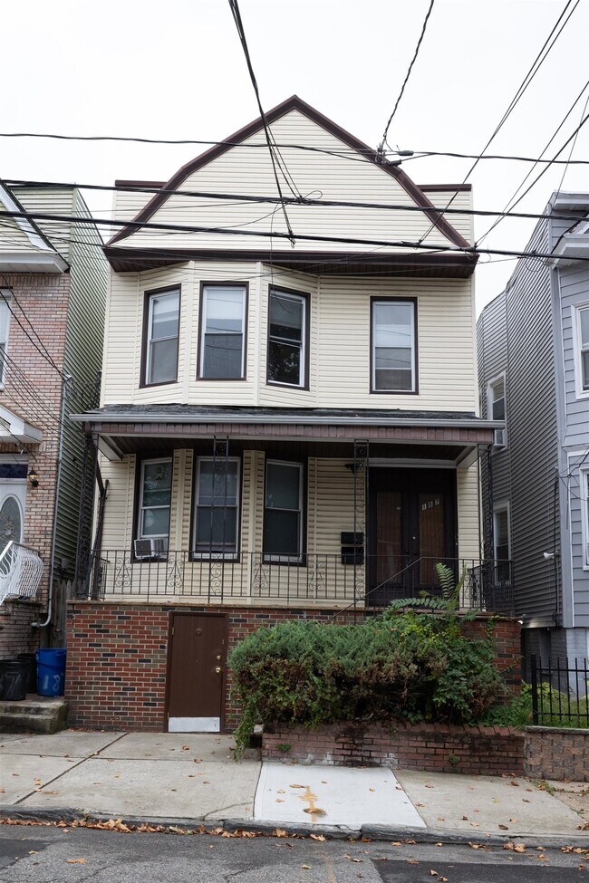 Building Photo - 187 Clerk St