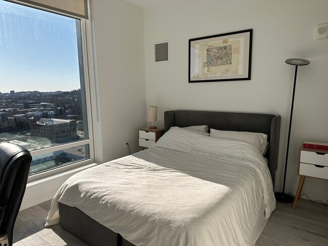 Building Photo - 125 Guest St