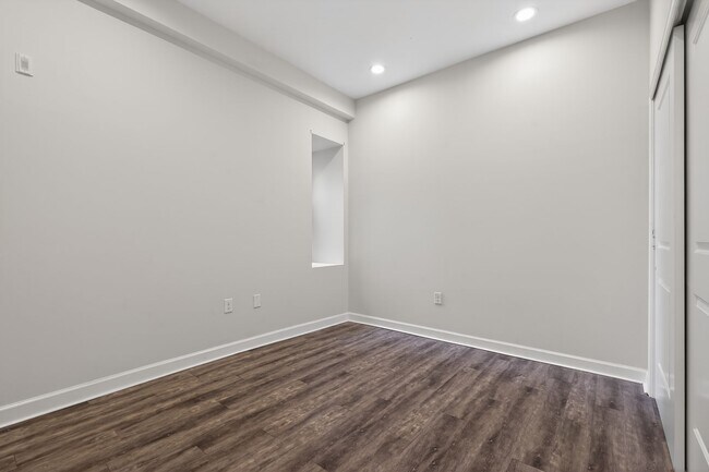 Building Photo - 980 N Marshall St