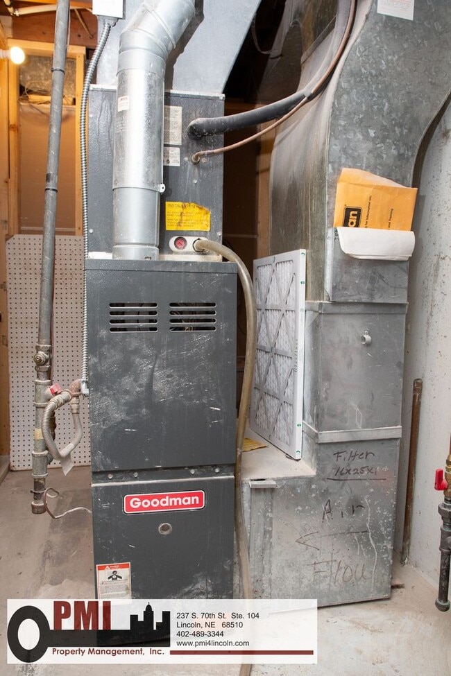 Building Photo - 820 S 38th St