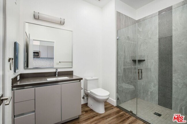 Building Photo - 453 S Kenmore Ave