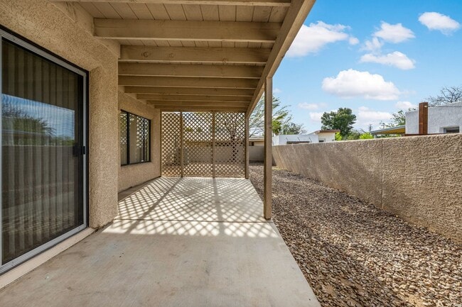 Building Photo - 4 bedroom home in Central Tucson