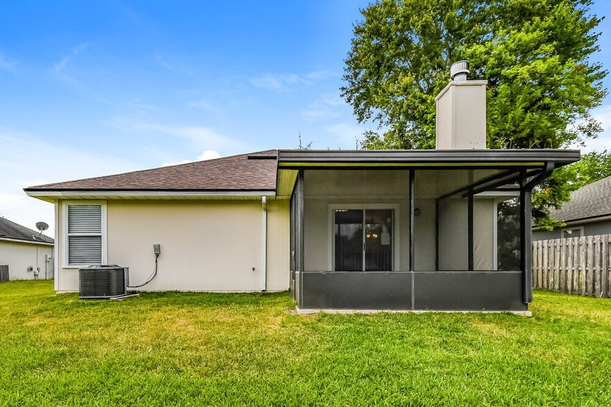 Building Photo - 1525 Ashleigh St