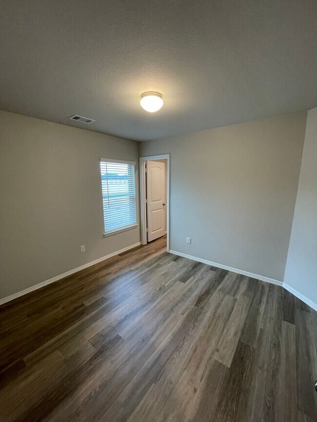 Building Photo - 731 Long Cedar Dr