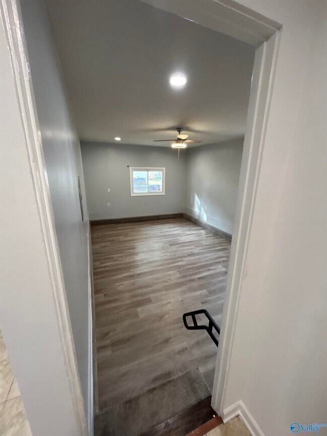 Building Photo - 6202 Valley Park Dr NW