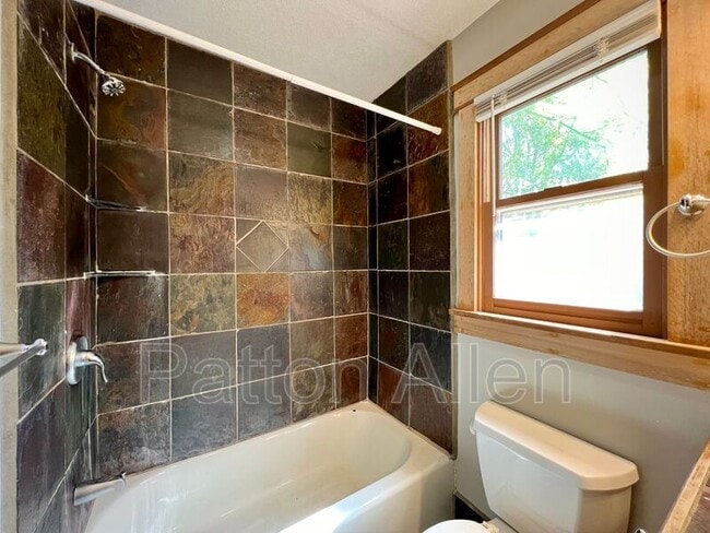 Building Photo - 5 Shady Cv Ln