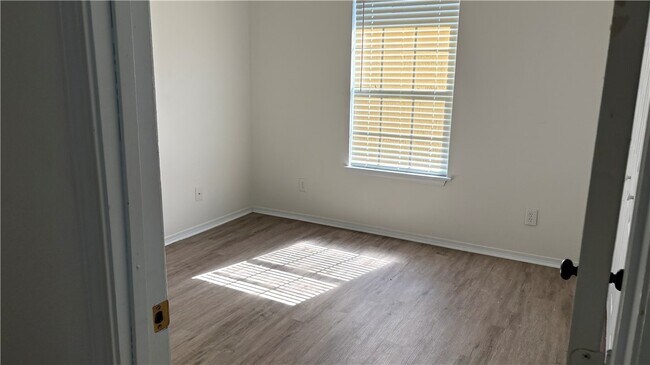 Building Photo - 621 E 1st St