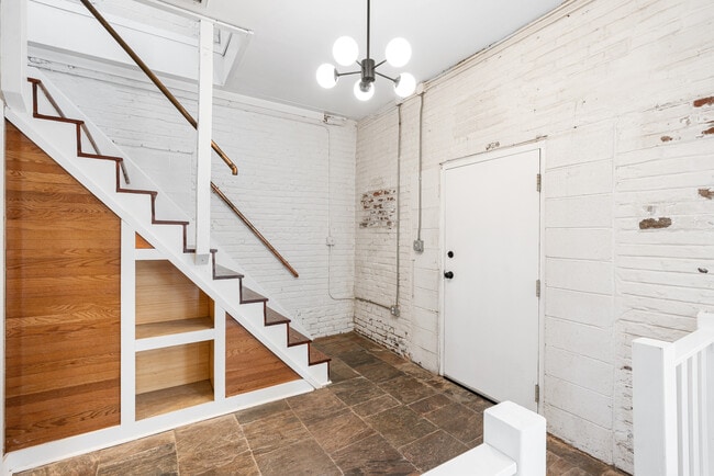 Building Photo - 116 Turner St