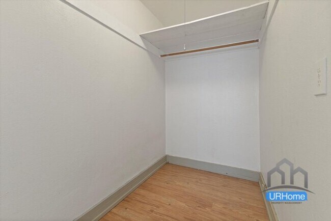 Building Photo - Exceptional Value: Charming Portland Studio ($1,100)