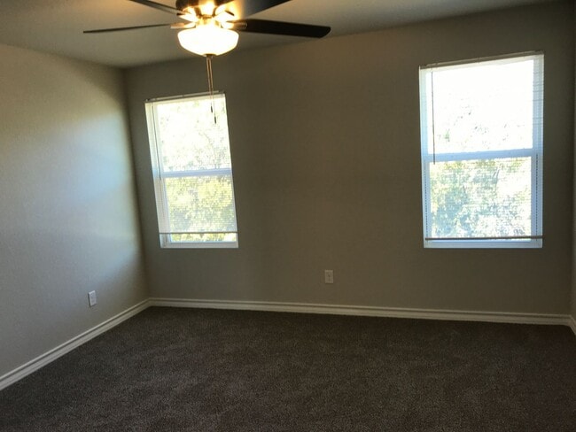 Building Photo - Town home for rent