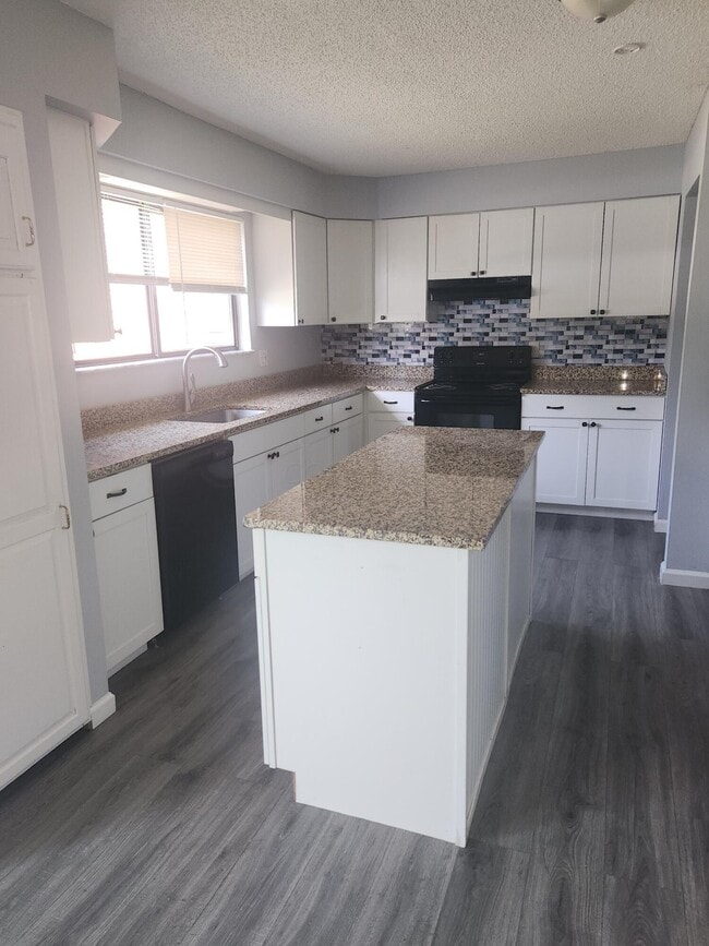 Building Photo - 822 Ronson Ave