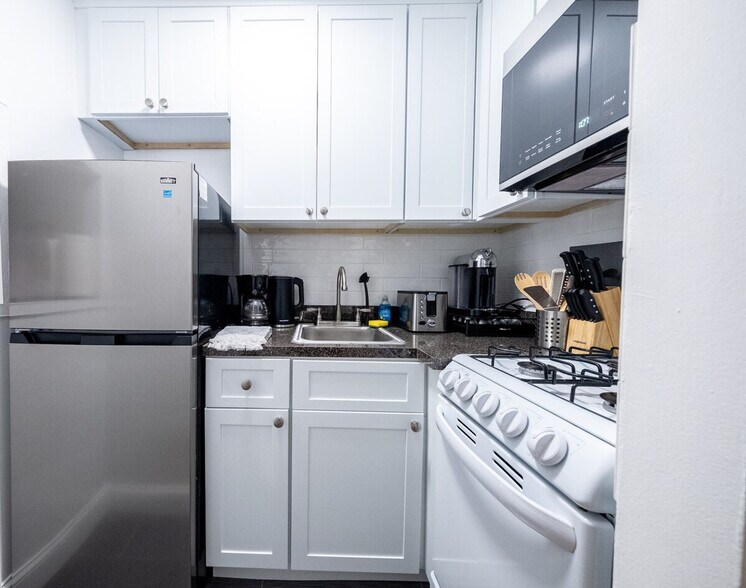 Building Photo - 328 E 74th St