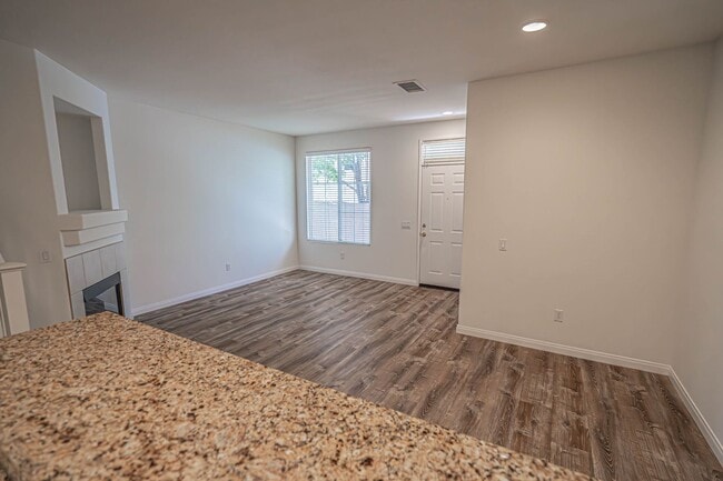 Building Photo - The Palisades -  3 Bedroom Townhome for Rent in Stevenson Ranch!