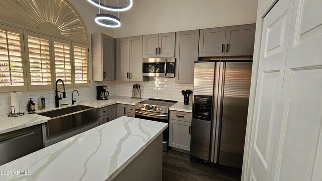 Building Photo - 8845 E Sunnyside Dr