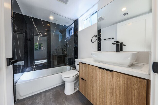 Building Photo - 1237 N Orange Dr