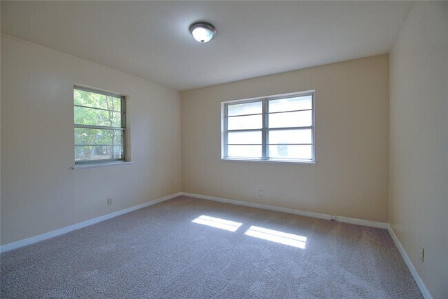 Building Photo - 11907 Oak Trail