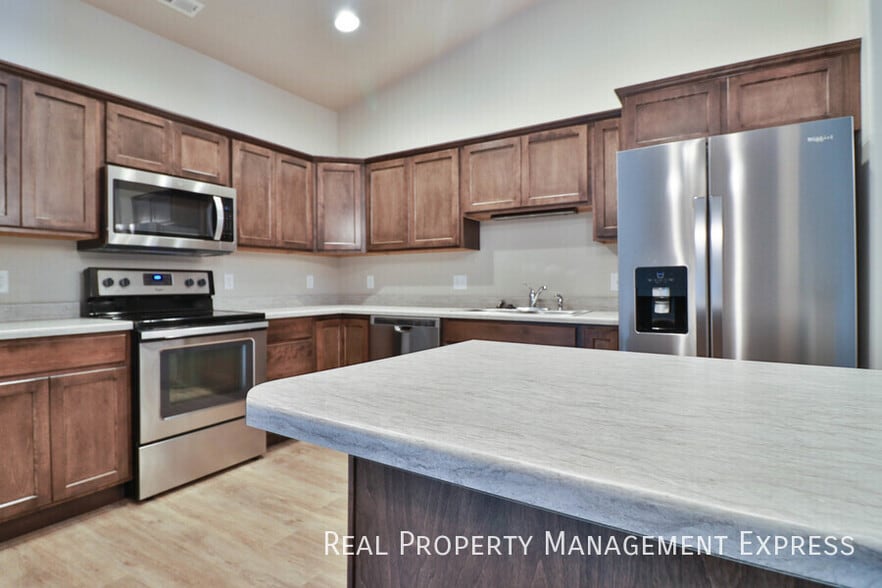 Building Photo - 3 Bedroom Luxury Townhome with 2-Stall Garage