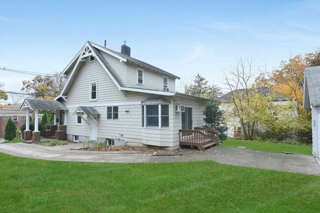 Building Photo - 195 Hillside Ave
