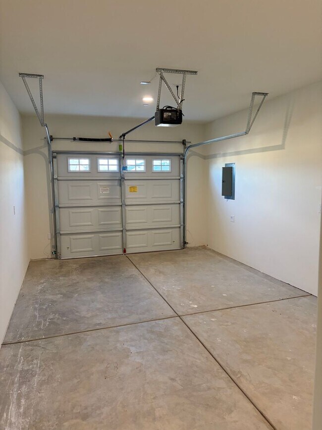 Building Photo - 6011 Cougar Trl