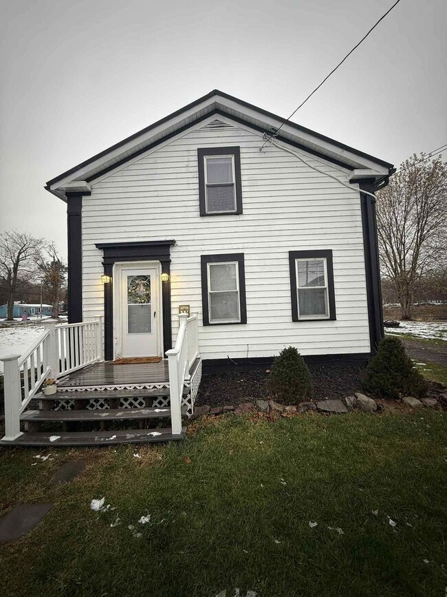 Primary Photo - 3 Bedroom single family house