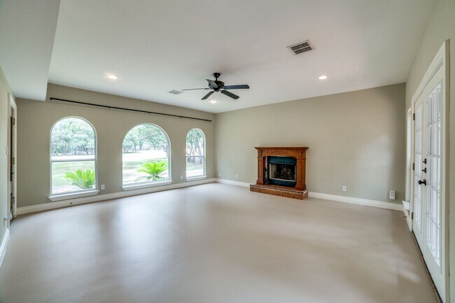 Building Photo - CASTLE HILLS FAMILY HOME